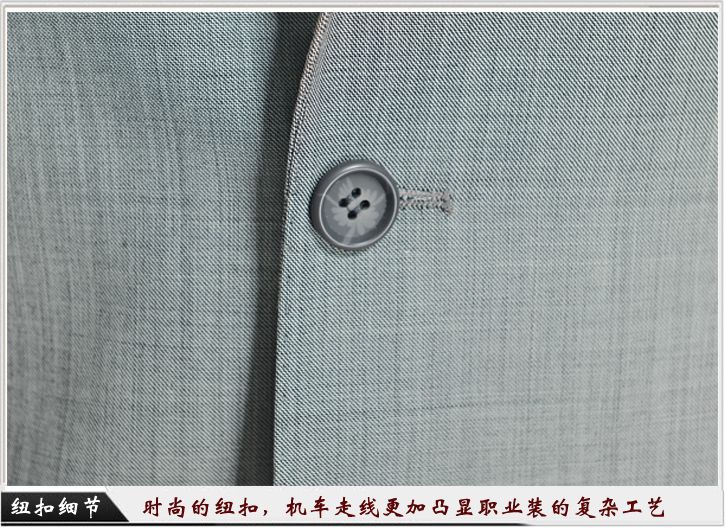 灰色平駁頭一?？勐殬I(yè)裝定制-紐扣細(xì)節(jié)展示，經(jīng)典的平駁頭衣領(lǐng)