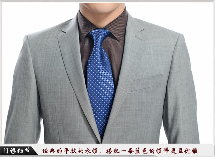 灰色平駁頭一?？勐殬I(yè)裝定制-門襟細(xì)節(jié)展示，經(jīng)典的平駁頭衣領(lǐng)